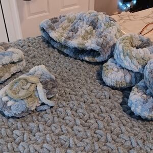 Baby blanket hat mittens booties